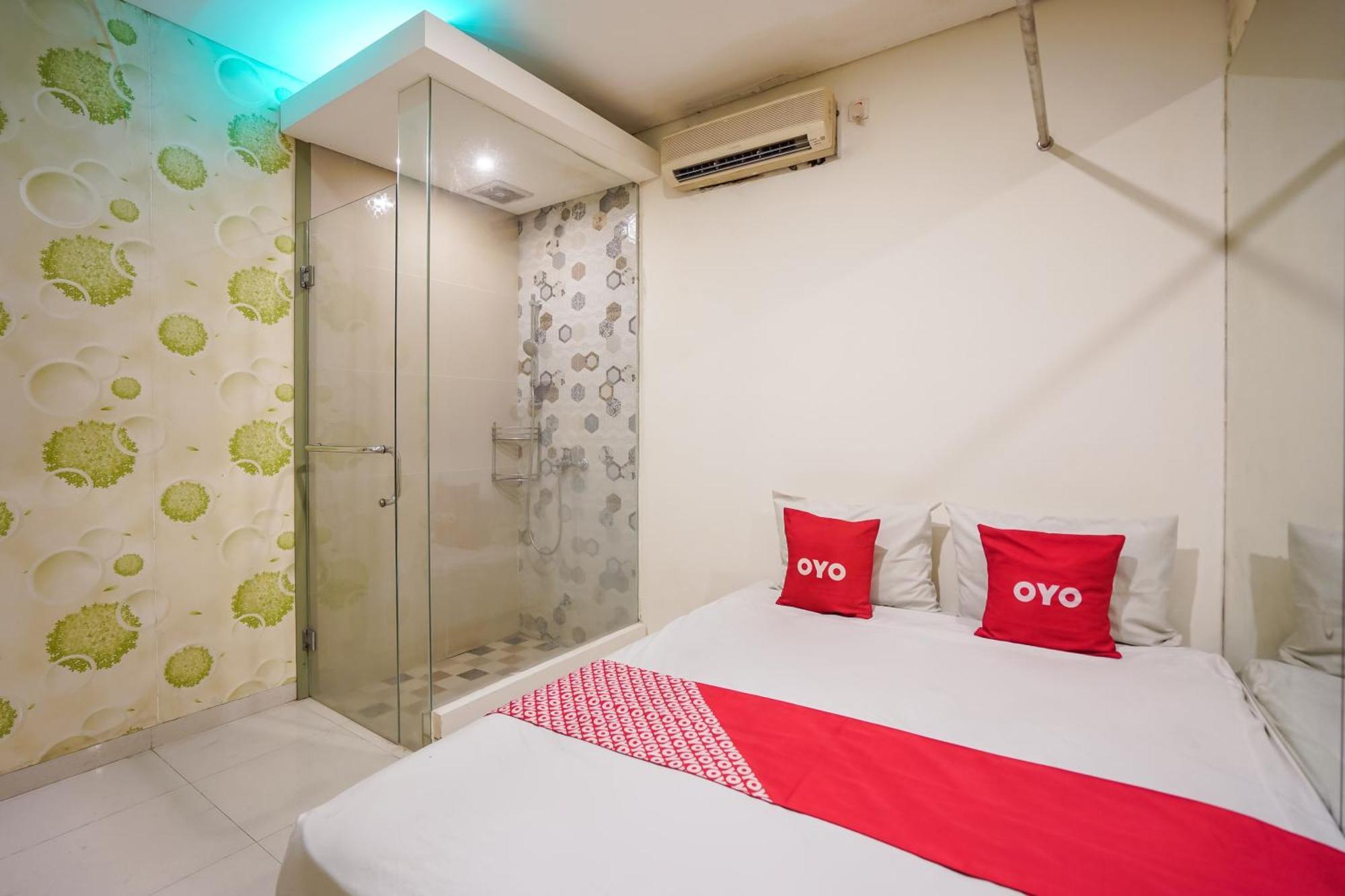 Super Oyo Capital O 92633 Spring Gubeng 2*