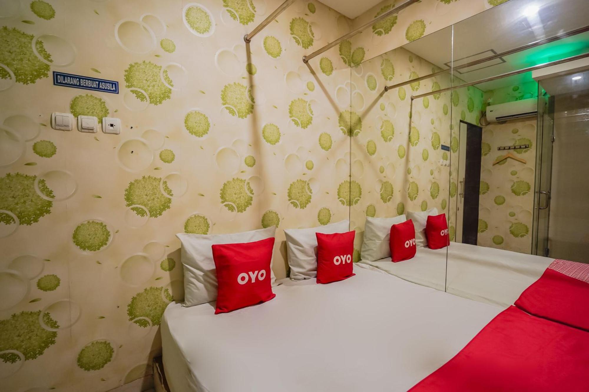 Super Oyo Capital O 92633 Spring Gubeng Hotel
